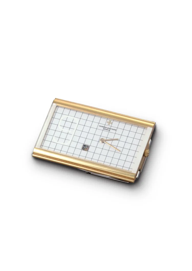 江詩丹頓於1985年日內瓦「Montres & Bijoux」大展上呈現的黃白雙色金袖扣錶，同樣採用了品牌的超薄機芯工藝。品牌提供