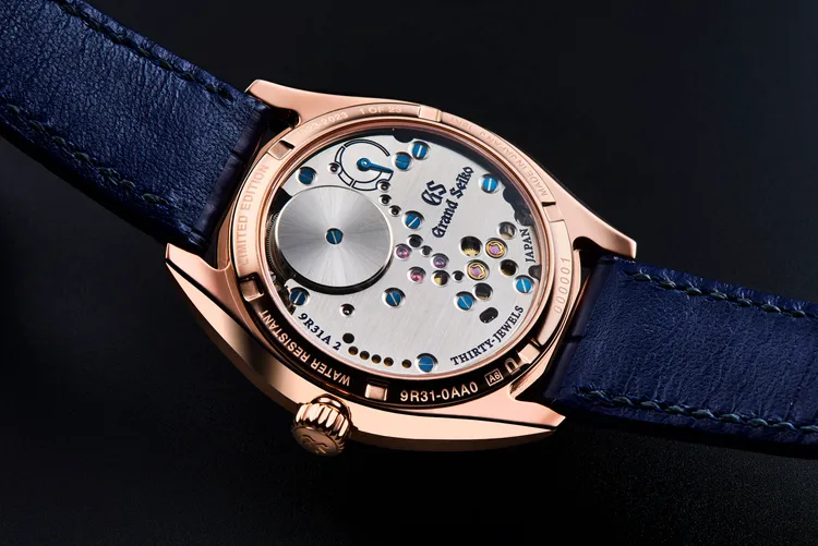 可窺視Spring Drive 9R31機芯的透明底蓋，飾有「LIMITED EDITION」及「1923-2023」等特殊鐫刻。品牌提供