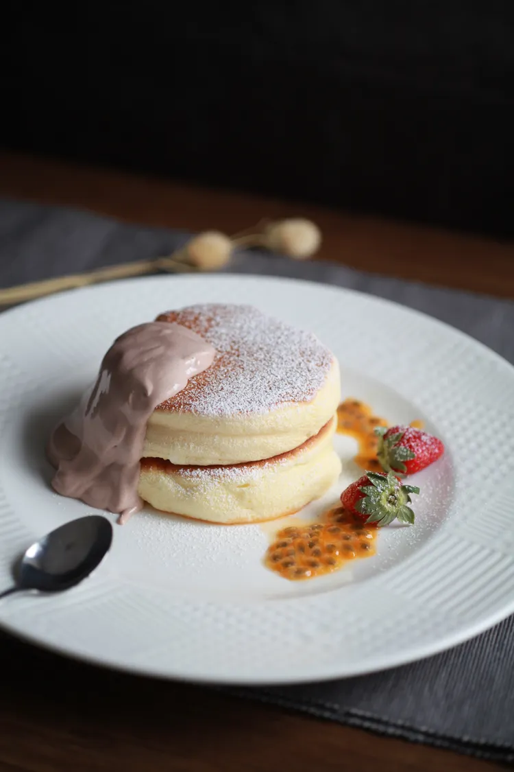 「粉簡單舒芙蕾粉」不用泡打、半煎蒸，完成後撒上糖粉或喜歡的果醬，蓬鬆柔軟。品元實業提供