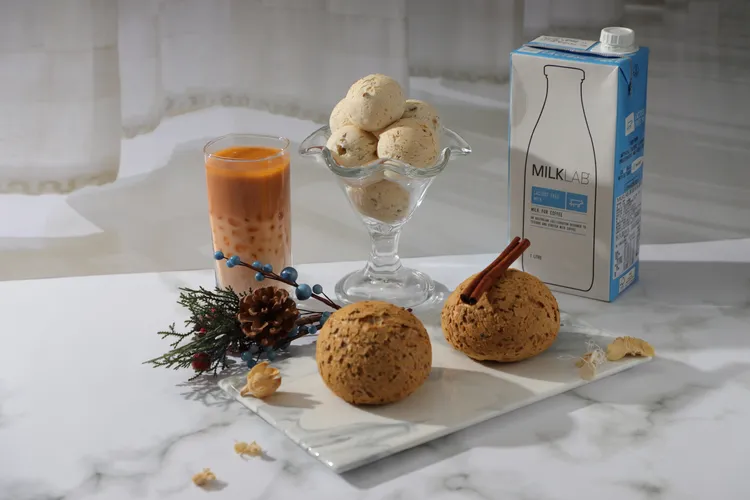 「粉簡單韓國麵包粉」不需專業烤箱、不需漫長發酵，一般家用烤箱就可以輕鬆烤出完美圓滾形狀、外酥內Q的韓國麵包，搭配澳洲MILKLAB無乳糖植物奶簡單營養又美味。品元實業提供