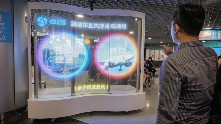 桃園捷運A18站的S型透明顯示屏風。主辦單位提供