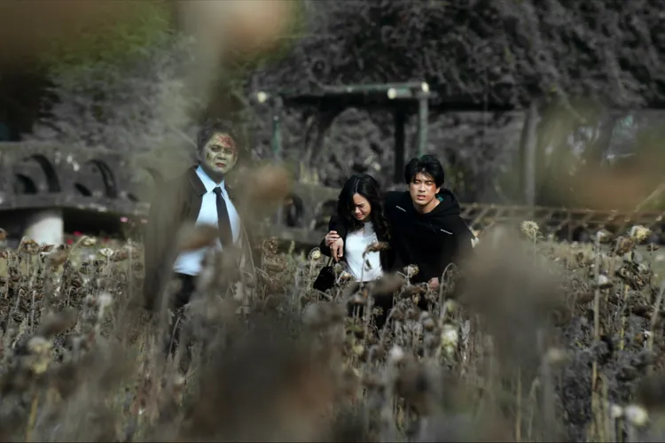 《地獄里長》「善惡殿」在遊樂園內的枯萎向日葵花田取景，左起為洪都拉斯、嚴正嵐、林哲熹。風起娛樂提供