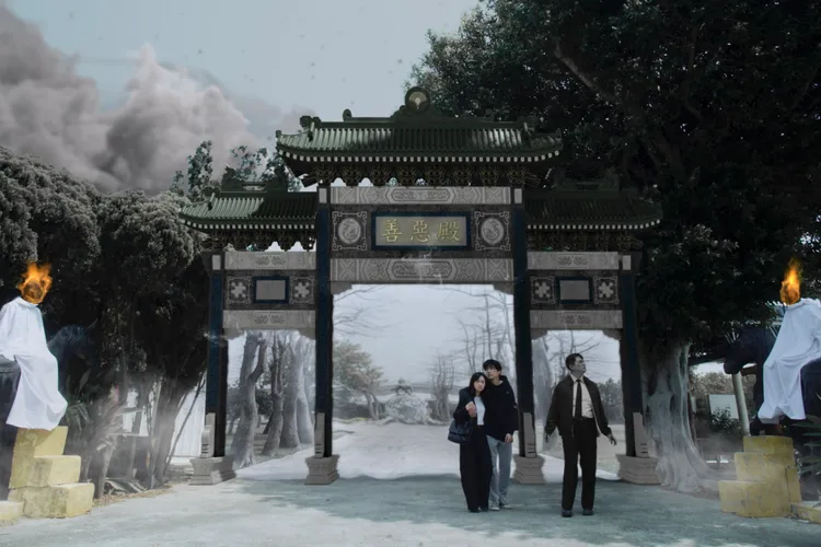 洪都拉斯（右）劇中引領林哲熹（中）進入地獄第二殿「善惡殿」，左為嚴正嵐。風起娛樂提供