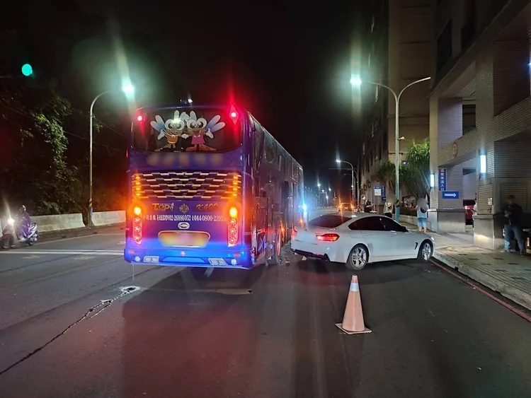 遊覽車車禍後，因擋住車流，警方要求他迴轉停車接受酒測。翻攝畫面