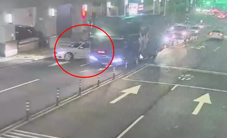 遊覽車當天與小客車發生車禍。翻攝畫面