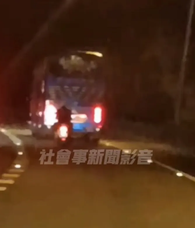 警方追逐遊覽車。翻攝自社會事新聞影音