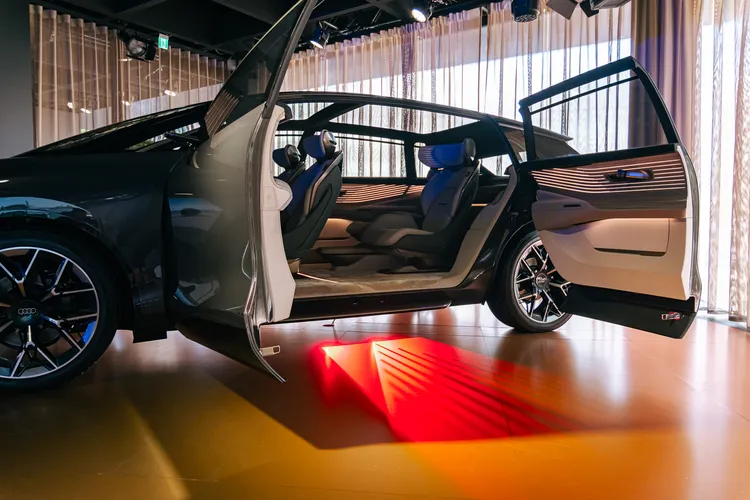 Audi urbansphere concept 概念車從車身延伸的光影迎賓紅毯，已準備提供賓至如歸的移動饗宴，車艙內採用三排6座設計。原廠照片