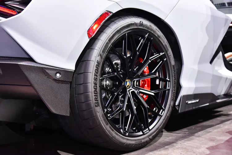 普利司通Potenza Sport經由革新式橡膠混煉技術、3D胎紋設計、最大化接地面積的Sporty Shape運動性能斷面設計，滿足Revuelto車主於任何駕駛環境中的抓地力需求。業者提供