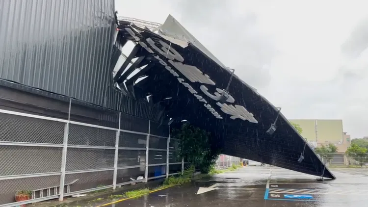 大型廣告招牌也倒了。讀者提供