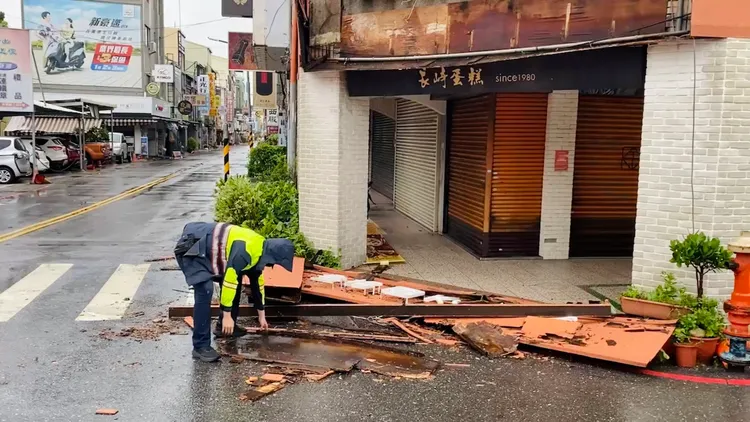 店家招牌被吹落。讀者提供