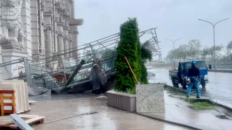 鷹架垮落。讀者提供