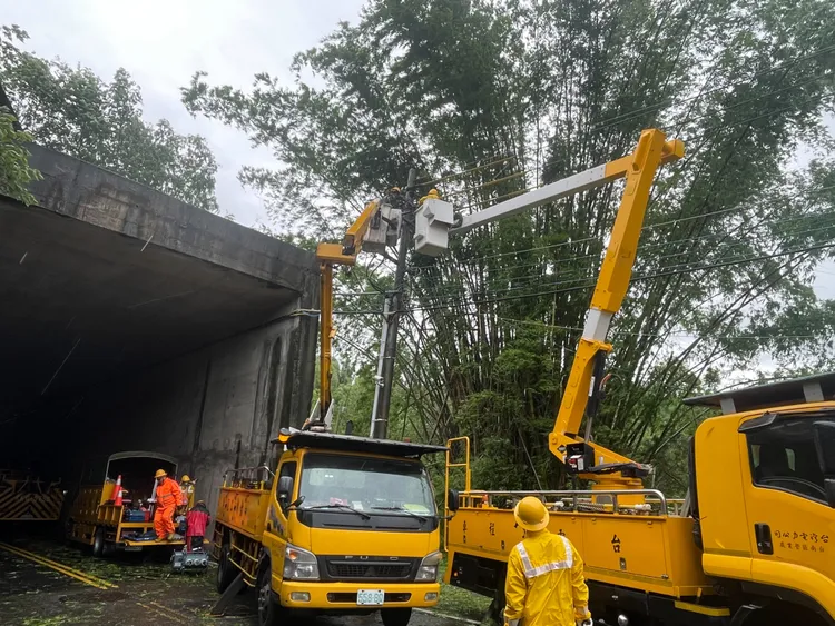 台南一度傳出近7萬戶停電，台電人員積極搶修中。台電台南區處提供