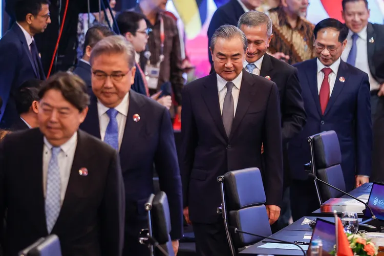 林芳正（左一）在會中曾中國的主張沒有科學依據。美聯社