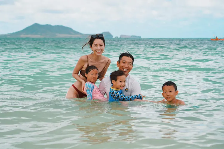 「老先生」堅持幫忙拍的照片，讓隋棠的夏威夷之旅多了一張幸福的全家福照。翻攝自隋棠臉書