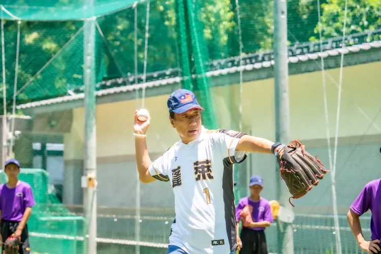 郭台銘和選手一同練習投球。永齡基金會提供
