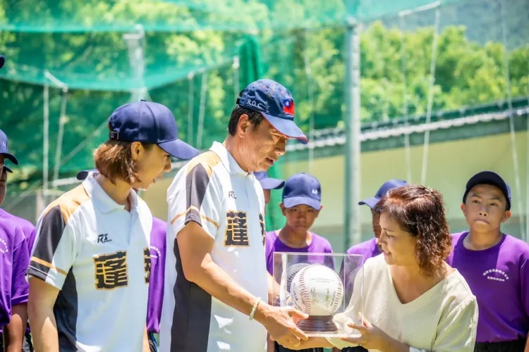 郭台銘今到宜蘭縣蓬萊國小，與蓬萊國小棒球隊近距離互動。永齡基金會提供