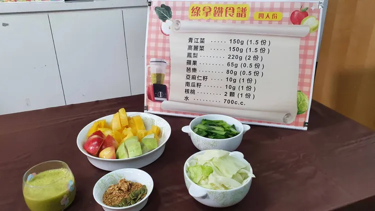 自製綠拿鐵取代市售含糖飲料，有助預防肥胖、慢性病及癌症。林芳如攝
