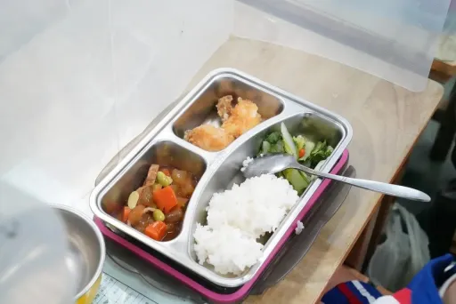 一學期出包7次!台北市國小營養午餐吃到鈕扣 教育局開罰