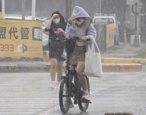 雨神降臨！12縣市大雨特報　南部兩縣市防大雷雨