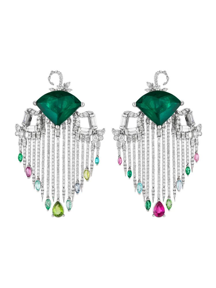 18K白金耳環，鑲嵌祖母綠、帕拉伊巴碧璽和鑽石，約2340萬元。品牌提供