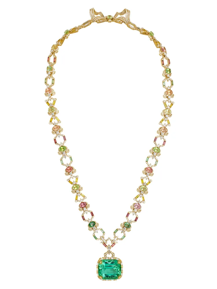 代表春之18K黃金和琺瑯項鍊，鑲嵌重達226.06克拉枕型切割綠色碧璽，搭配23顆彩色碧璽，約7450萬元。品牌提供