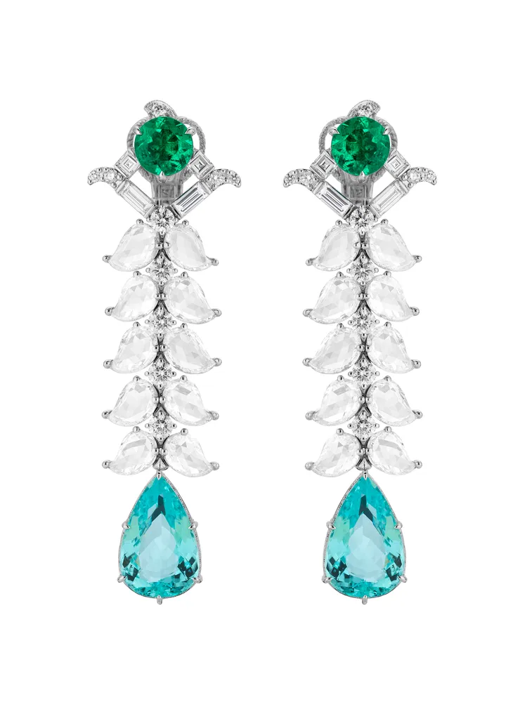18K白金鑲嵌帕拉依巴碧璽、祖母綠和鑽石耳環，是系列中相當獨特的創作，約2880萬元。品牌提供
