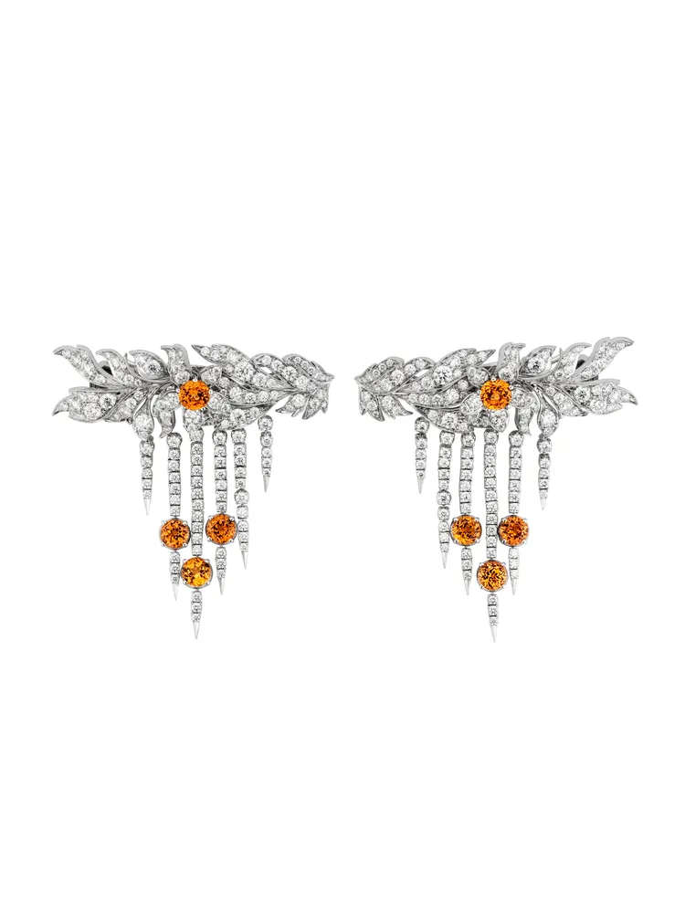 18K白金鑲橙色石榴石鑽石髮夾，約510萬元。品牌提供