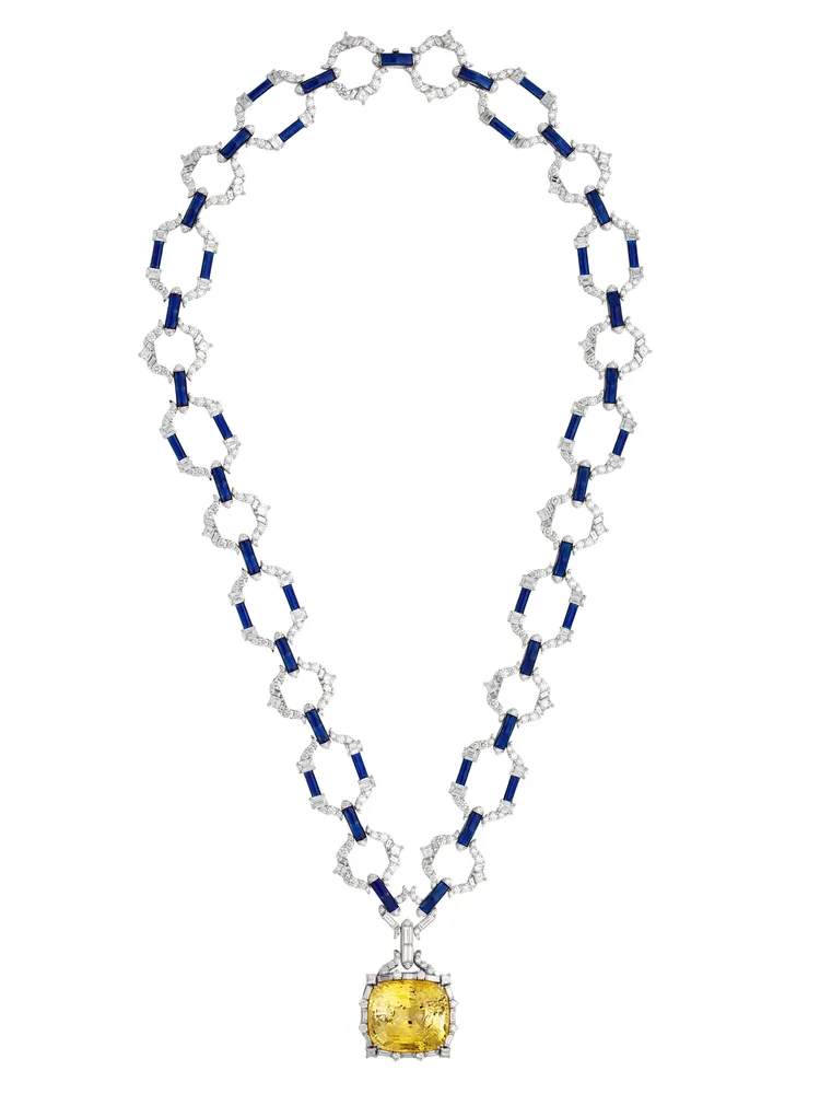 冬季珠寶中主打的冬8K白金和藍色琺瑯鑲黃色藍寶石和鑽石項鍊，約3725萬元。品牌提供