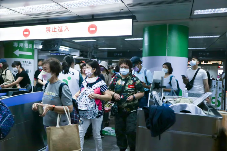 使用TPASS、愛心卡、社福卡要刷專用通道讀卡機。賴昀岫攝