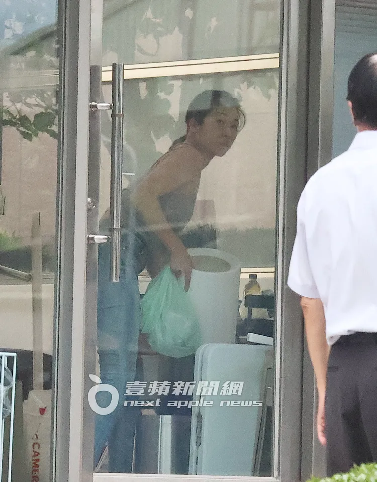 KIMIKO則是留在工作室內打掃、收拾垃圾。特勤中心攝