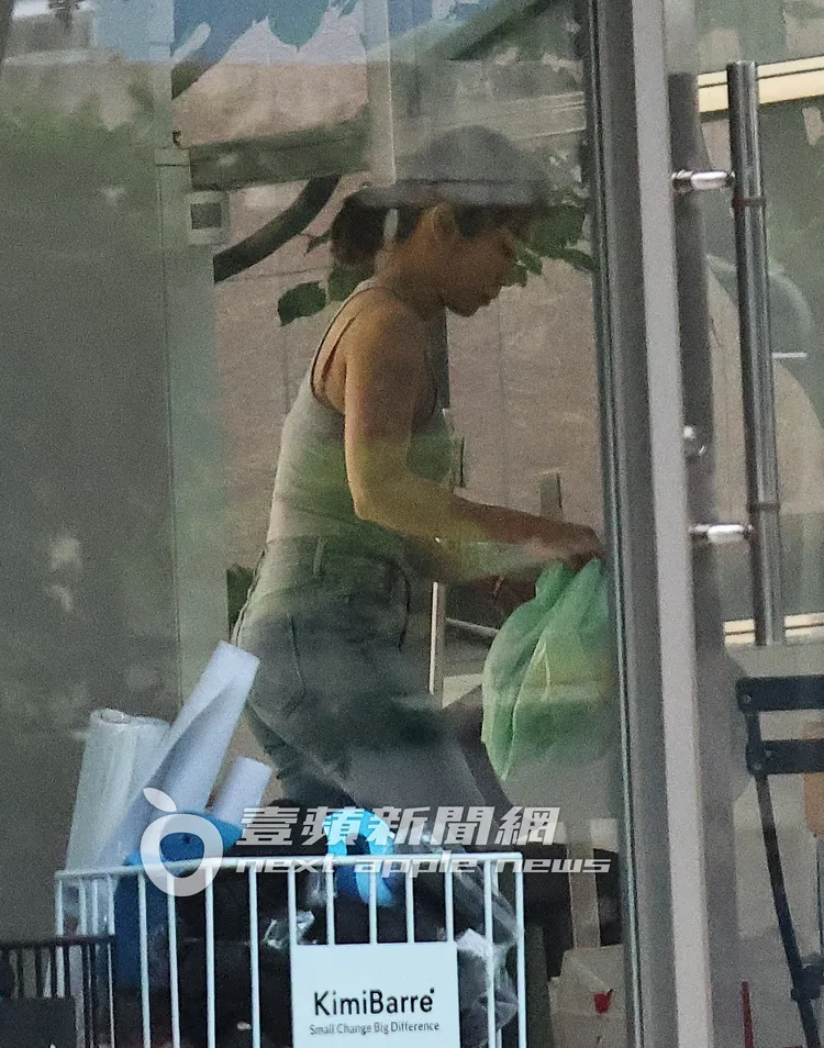 KIMIKO將收拾好的垃圾打包。特勤中心攝