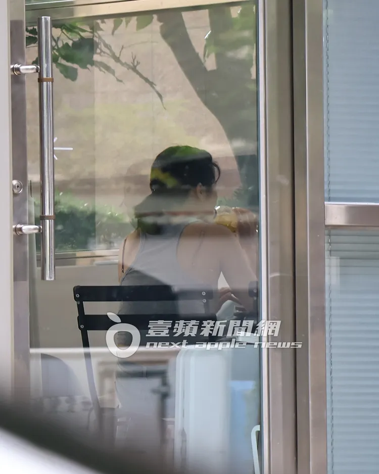 隨後KIMIKO坐在位子上用餐喝果汁。特勤中心攝