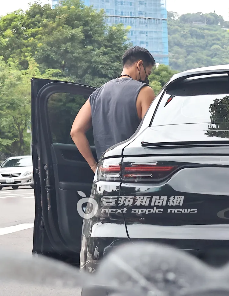 王家玄坐上要價369萬元起的黑色Porsche Cayenne Coupé離去。特勤中心攝