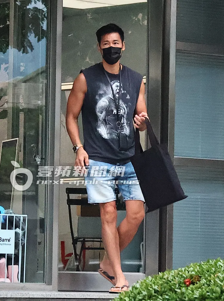 王家玄穿NBA熱火隊無袖上衣，露出肌肉線條。特勤中心攝