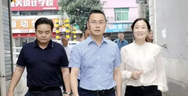 湖南省常德市副市長、桃源縣委書記龐波（中）日前才在擁簇下威風出巡。翻攝微博/湖南省常德市桃源縣