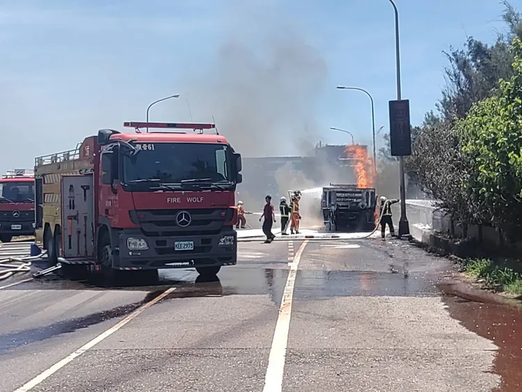 警消灌救。大園警分局提供