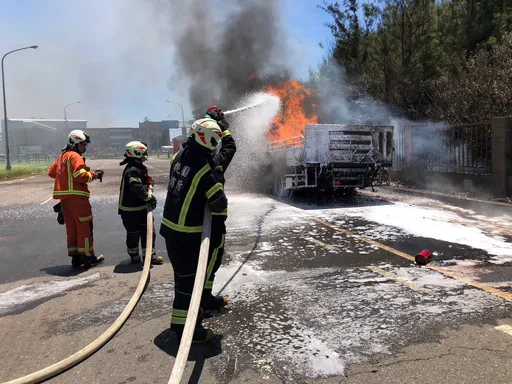 大貨車載運化學液態廢料行經西濱突火燒車　駕駛、乘客跳車逃生躲一劫
