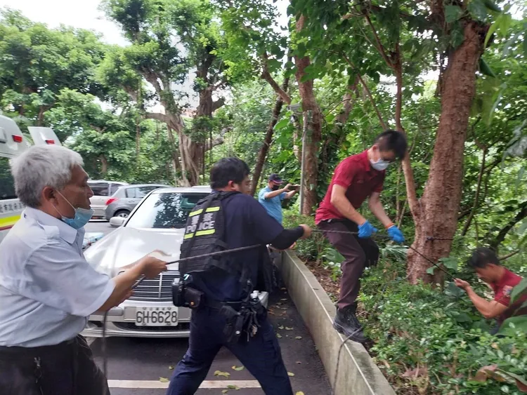 警消將老翁拉上。翻攝畫面