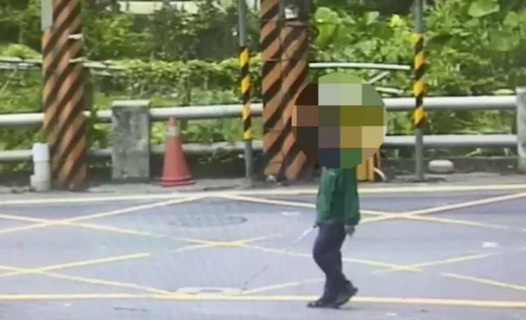 老翁持拐杖外出走失。翻攝畫面