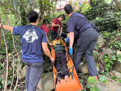 失明老翁獨自外出失聯 警地毯式搜索在溪谷石縫中找到人