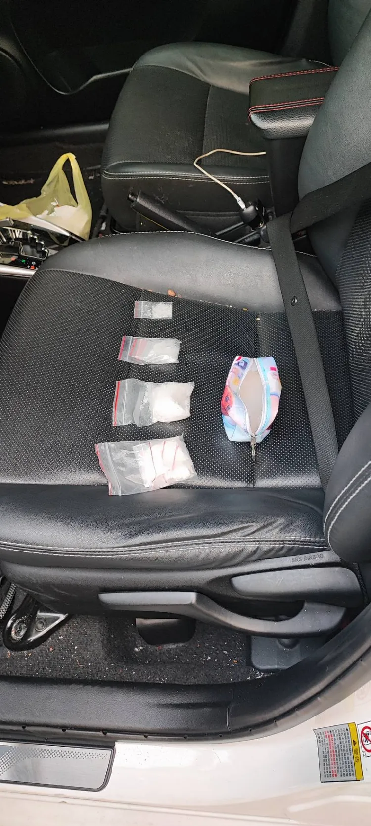 警方在車內當場查獲毒品一批。翻攝照片