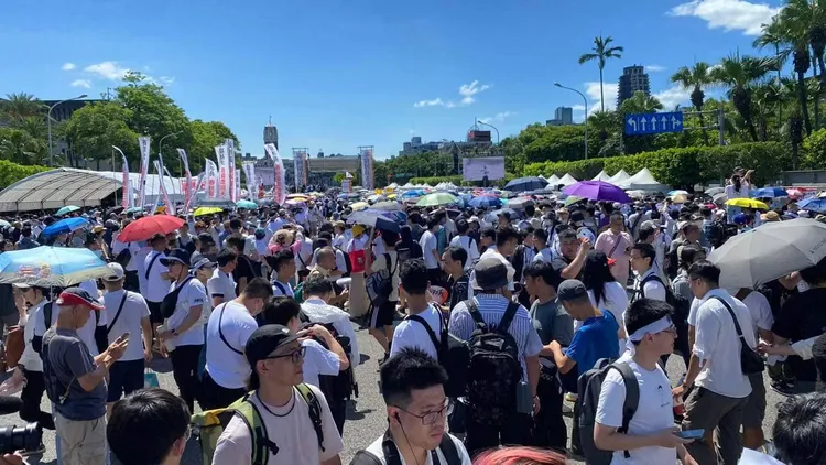 王小姐赴凱道支持716遊行，拍攝豔陽下現場群眾表達爭取公平正義訴求，覺得很感動。翻攝自當事人臉書