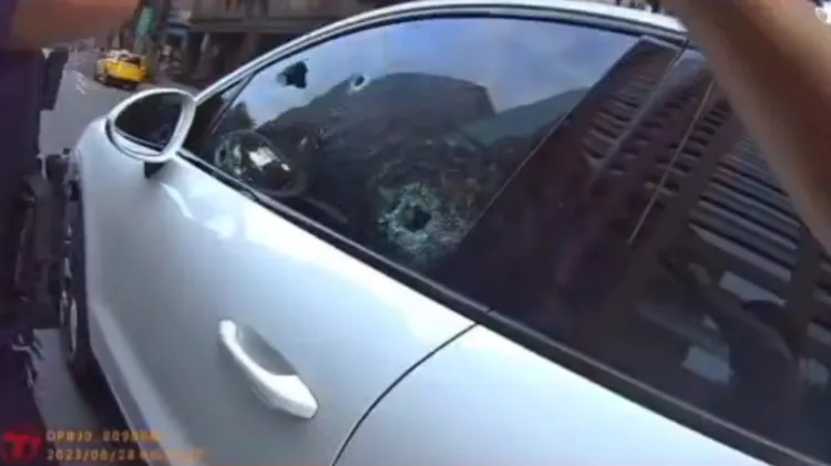 警方用警棍破窗。翻攝畫面