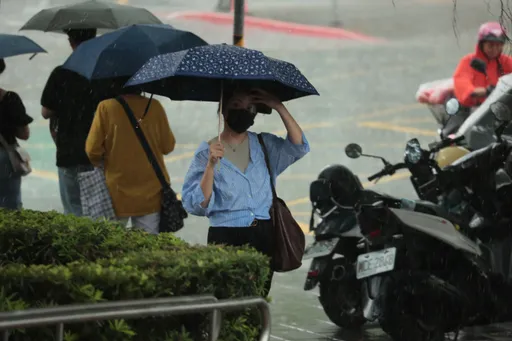 東半部陣雨入夜加劇！一圖掌握豪雨熱區　新竹以北等5地10級強陣風