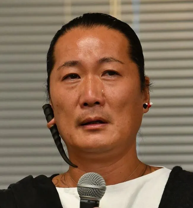 Candle JUNE日前在記者會上談到妻子落淚。翻攝日本yahoo