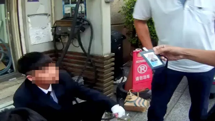 警方搜出多張不同公司的服務證。桃園警分局提供