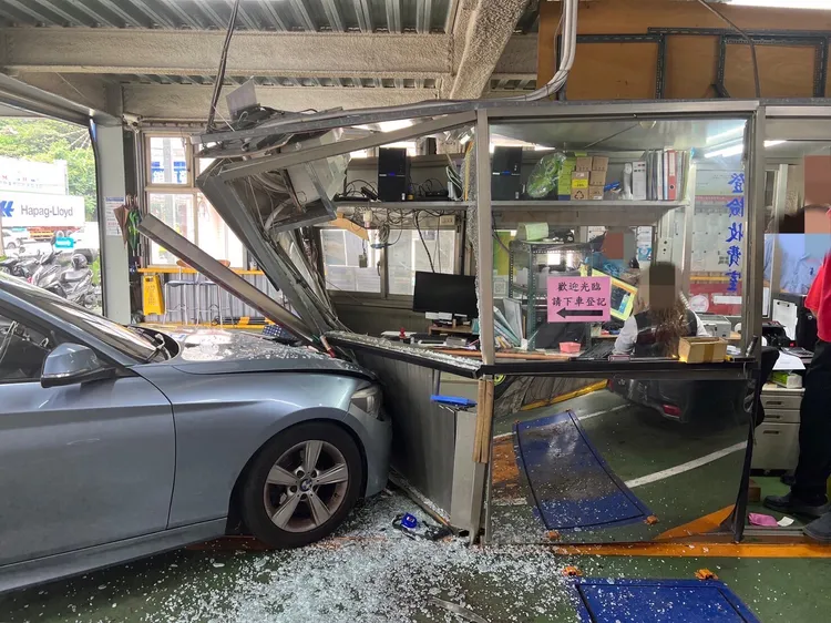 BMW暴衝。翻攝畫面