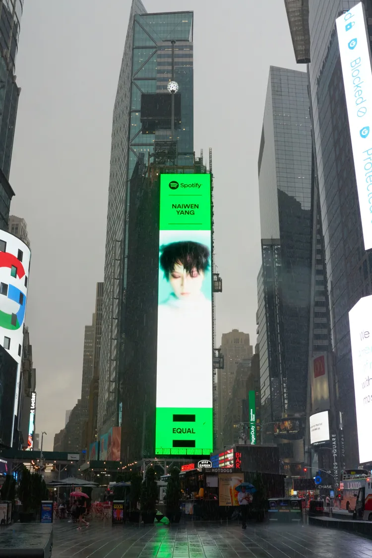 楊乃文的新專輯封面登上紐約時代廣場。亞神音樂提供