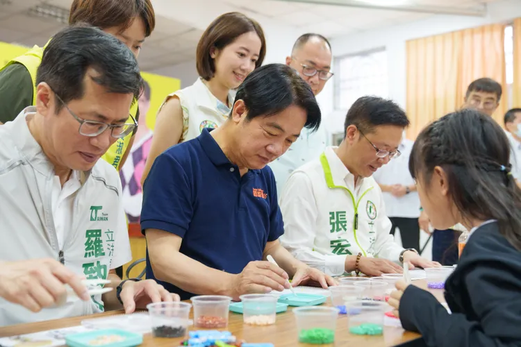 賴清德跟羅致政、張宏陸挑戰拼豆。賴競辦提供