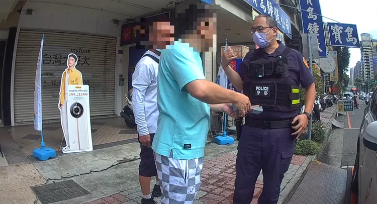 民眾於路上拾獲鈔票向警方報案。民眾提供